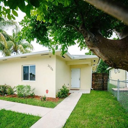 New House On The Block Near Miami Airport. Exterior foto