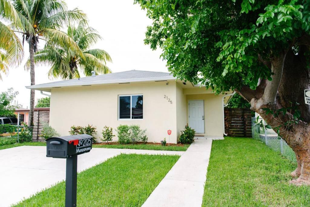 New House On The Block Near Miami Airport. Exterior foto