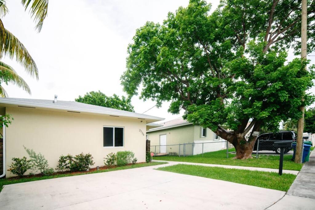 New House On The Block Near Miami Airport. Exterior foto