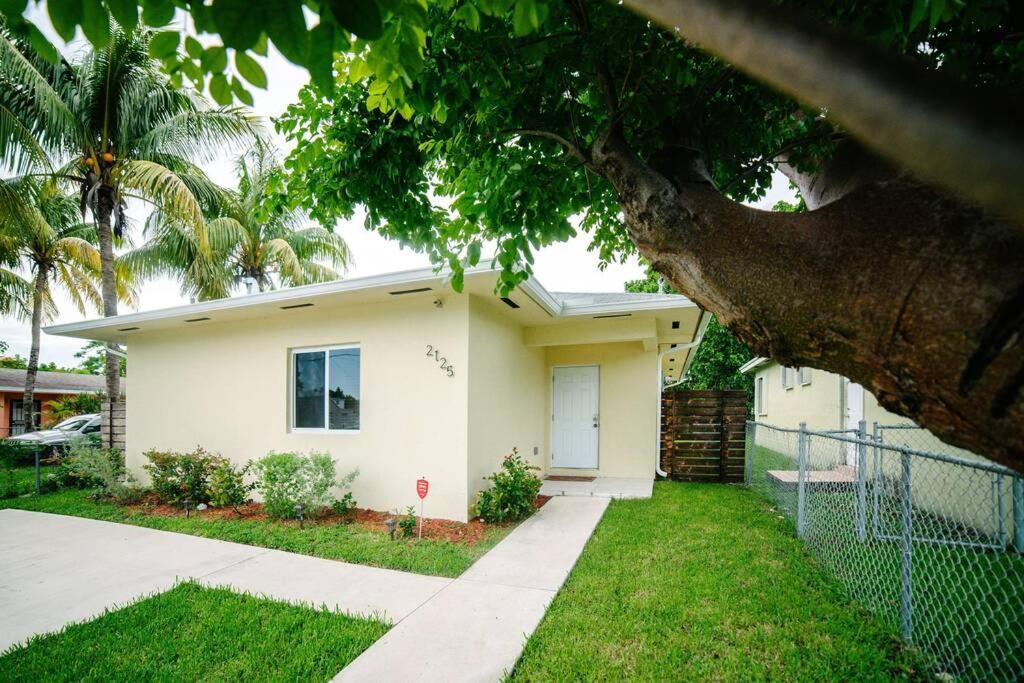 New House On The Block Near Miami Airport. Exterior foto
