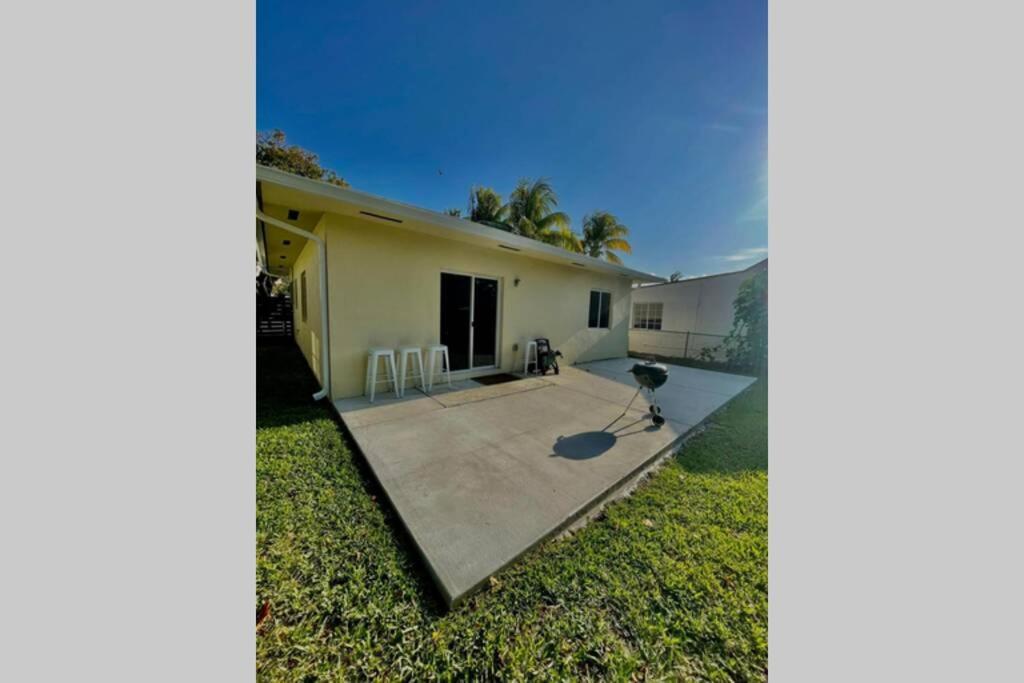 New House On The Block Near Miami Airport. Exterior foto