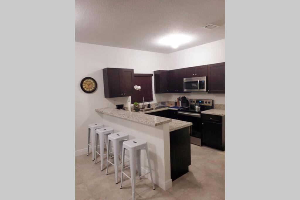 New House On The Block Near Miami Airport. Exterior foto