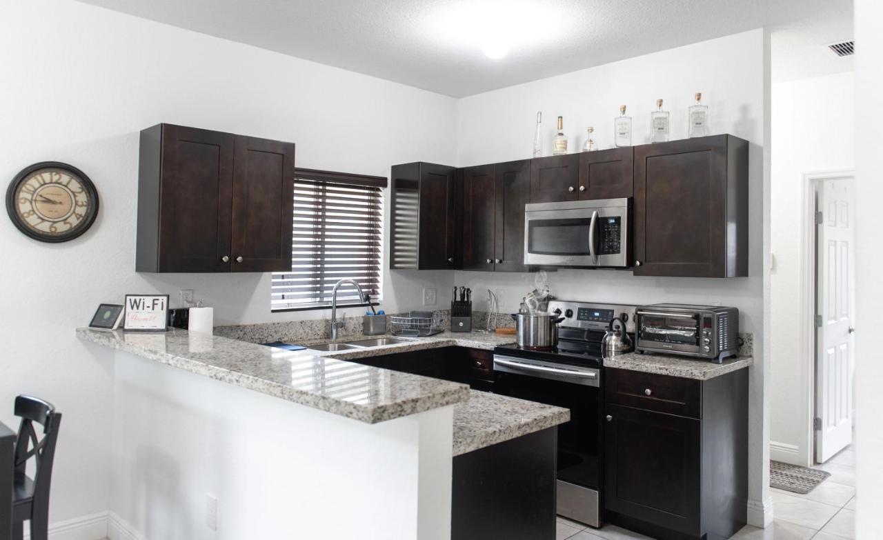 New House On The Block Near Miami Airport. Exterior foto